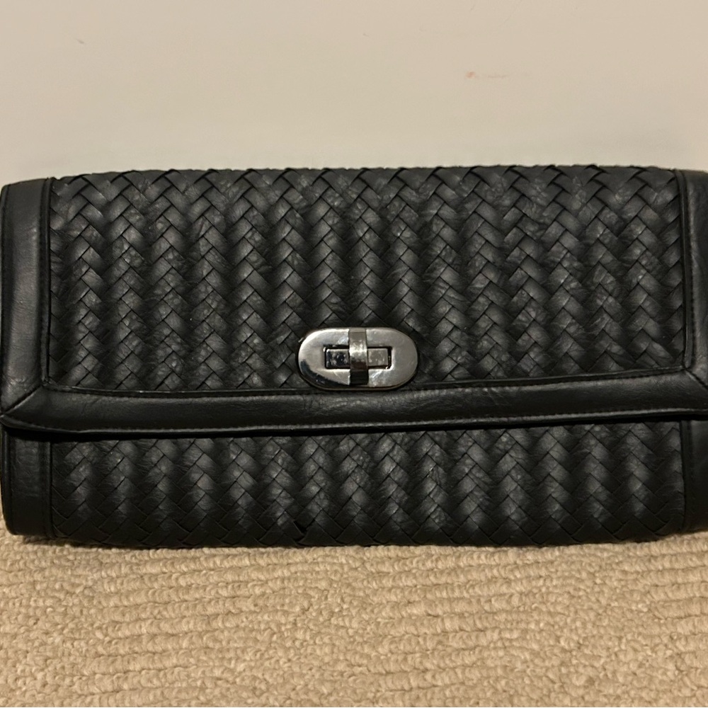 Cute clutch that fits both summer and elegant night vibe. Weaved material.